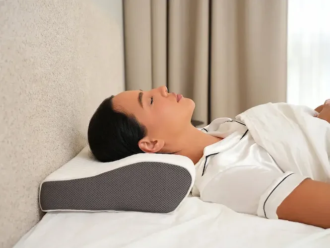 Person som sover på rygg med HappySleep-kudden