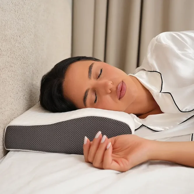 Kvinna som sover bekvämt på HappySleep-kudden